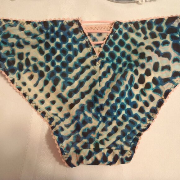 COSMOPOLITAN 34C Grey Ivory Underwire Bra Medium Snake Print Hipster Panty NWT - Picture 3 of 5